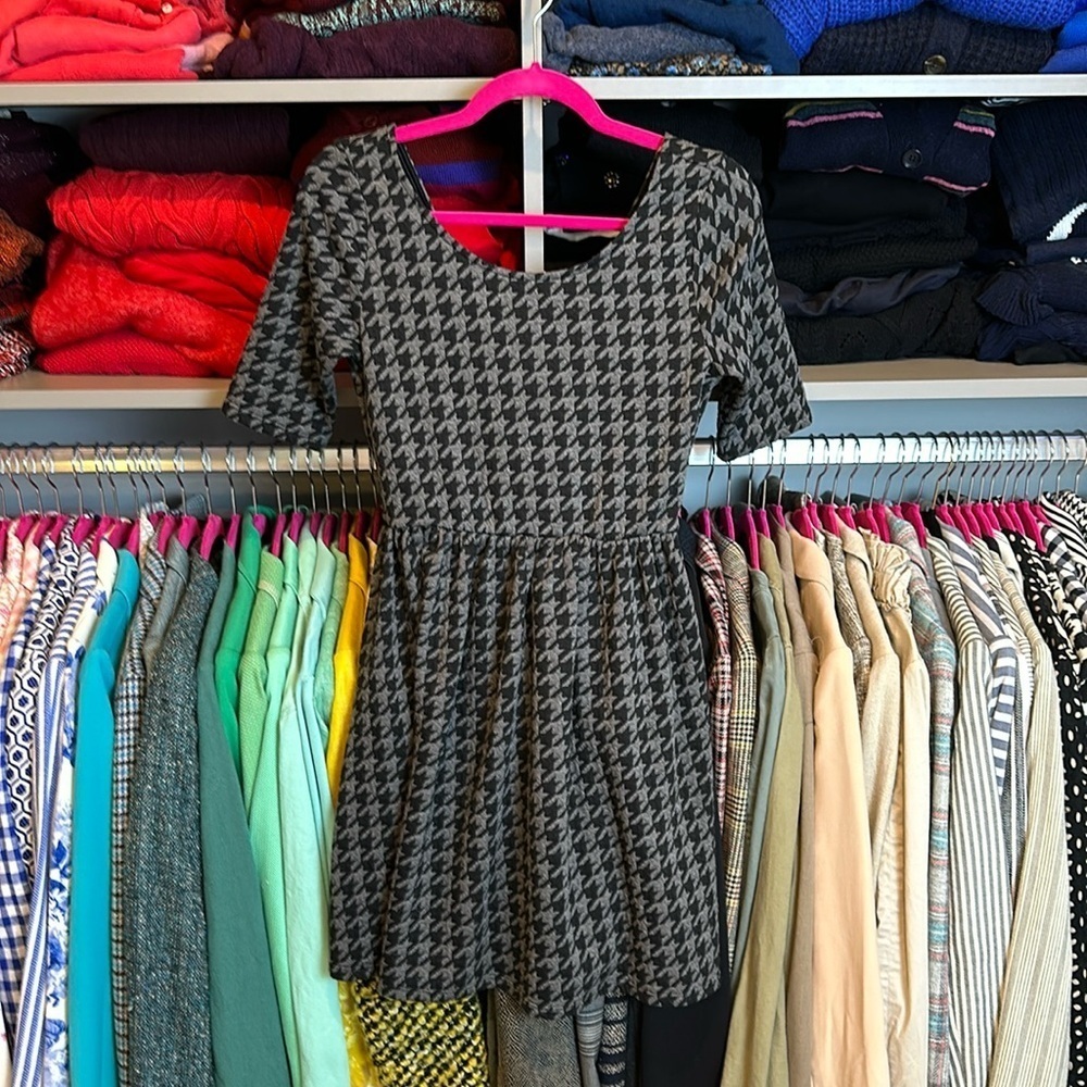 Everly gray and black houndstooth scoop neck 1/2 sleeved dress size S